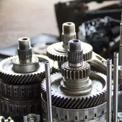 Metalowe tryby i wałki tworzą skomplikowany mechanizm, serce skrzyni biegów.