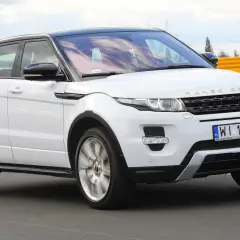 Biały Range Rover Evoque na drodze. Czy ten model jest awaryjny? Zapytaj właściciela.