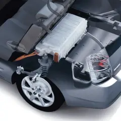 Widok przekroju Toyoty Prius z widocznym akumulatorem hybrydowym. Zastanawiasz się, ile kosztuje akumulator do hybrydy?