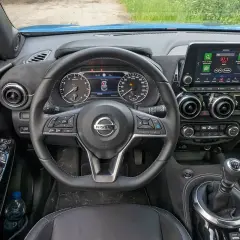 Nissan Juke deska rozdzielcza: kierownica, zegary, ekran multimediów, nawiewy i dźwignia zmiany biegów.