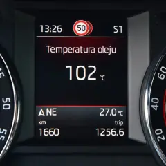 Na desce rozdzielczej widnieje informacja: Temperatura oleju 102°C. Idealna temperatura oleju w silniku powinna być w tym zakresie.