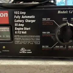 Prostownik Dayton 10/2 Amp. Ustaw ile amper ustawić na prostowniku: 2A, 10A, 55A, w zależności od trybu (automatyczny, rozruch silnika).