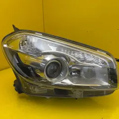 Przednia lampa Nissan Qashqai, gotowa do montażu, z wyraźnym kloszem i soczewką.