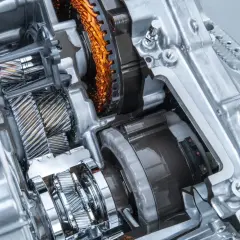 Przekładnia hybrydowa Toyota z widocznymi kołami zębatymi i elementami elektrycznymi. Skrzynia CVT Toyoty w przekroju.
