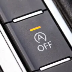 Przycisk "Auto Start-Stop OFF" z pomarańczową diodą. Chcesz wiedzieć, jak zgasić auto? Ten przycisk nie służy do gaszenia silnika.
