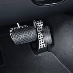 Gdzie jest gaz i hamulec w automacie? Po lewej pedał hamulca, po prawej pedał gazu.