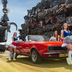 Trzy cheerleaderki przy czerwonym kabrioletcie na tle złomowiska. Idealne auto części Niepołomice znajdziesz w tym miejscu!