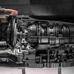 Przekrój zaawansowanego sterownika skrzyni automatycznej, ukazujący złożoność mechanizmów i elementów sterujących.