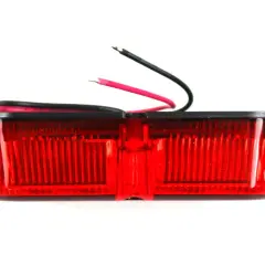 Czerwona lampa przeciwmgielna tylna z dwoma przewodami, gotowa do montażu.