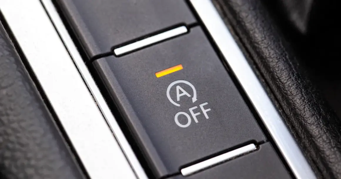 Przycisk "Auto Start-Stop OFF" z pomarańczową diodą. Chcesz wiedzieć, jak zgasić auto? Ten przycisk nie służy do gaszenia silnika.