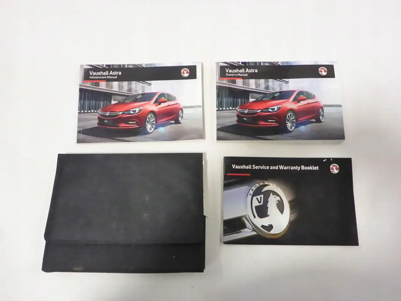 Instrukcja obsługi Vauxhall Astra, w tym podręcznik multimediów i podręcznik właściciela, wraz z etui.