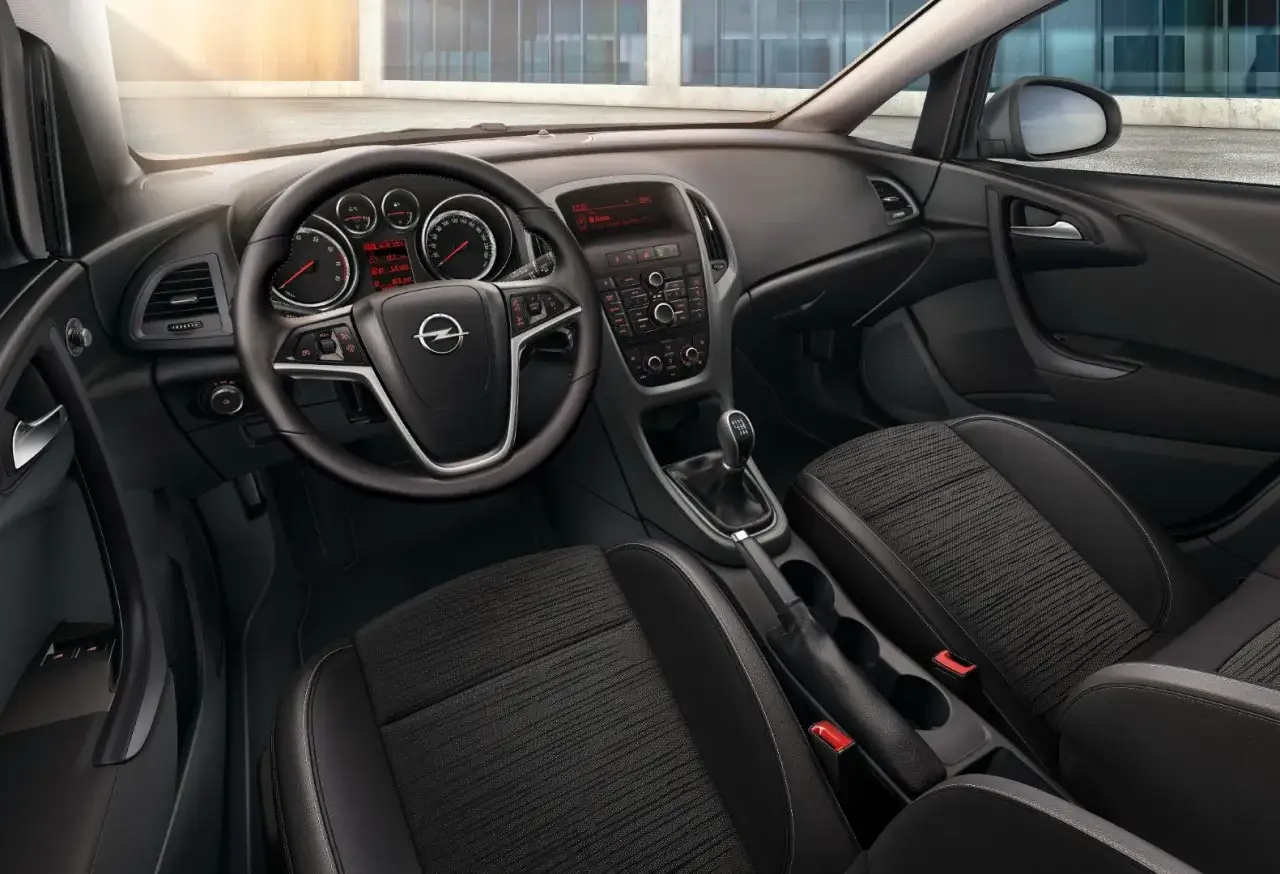 Wnętrze Opla Astry J. Kierownica, deska rozdzielcza i fotele. Czy Opel Astra J to dobry samochód?