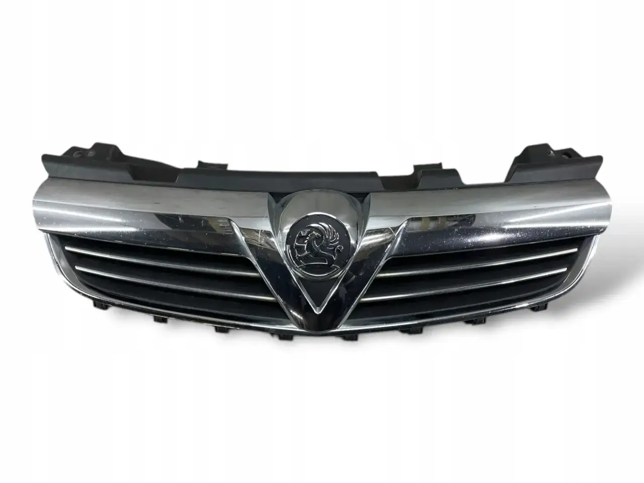 Chromowana atrapa chłodnicy do Opel Zafira B z logo marki.