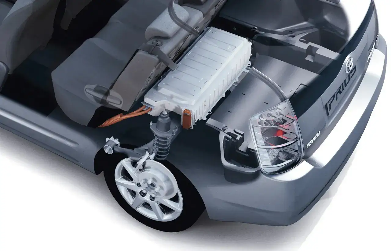 Widok wnętrza Toyoty Prius z widocznymi bateriami do hybrydy.