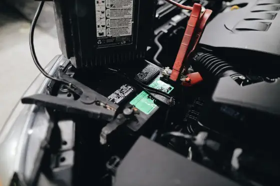 Jak ładować akumulator prostownikiem - Poznaj zasady i uniknij błędów